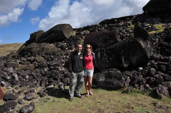 Moais derrubados em Akahanga, sítio arqueológico em Rapa Nui (ou Ilha de Páscoa), território chileno no meio do Oceano Pacífico